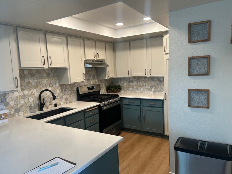 Kitchen - 25925 Oak St