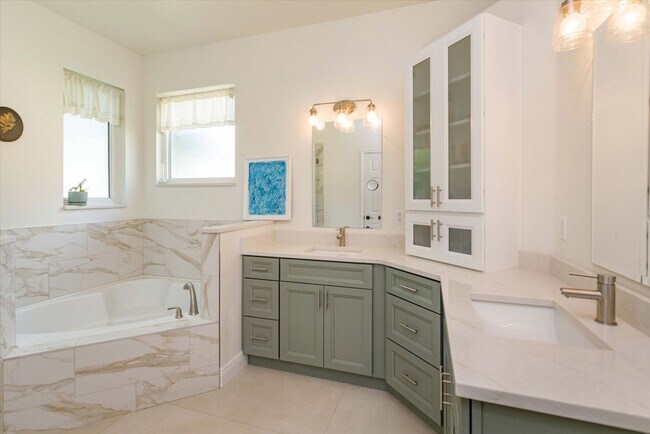 Building Photo - Beautifully Updated 4-Bedroom Pool Home in Winding Hollow