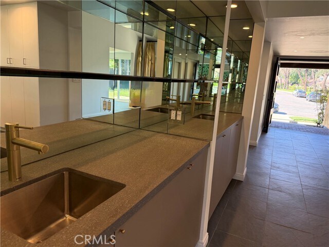 Building Photo - 15999 Via De Las Palmas