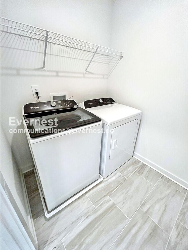 Building Photo - Application Fee WAIVED! Limited Time Special Offer - Split your security deposit payment.  5 Bed/...