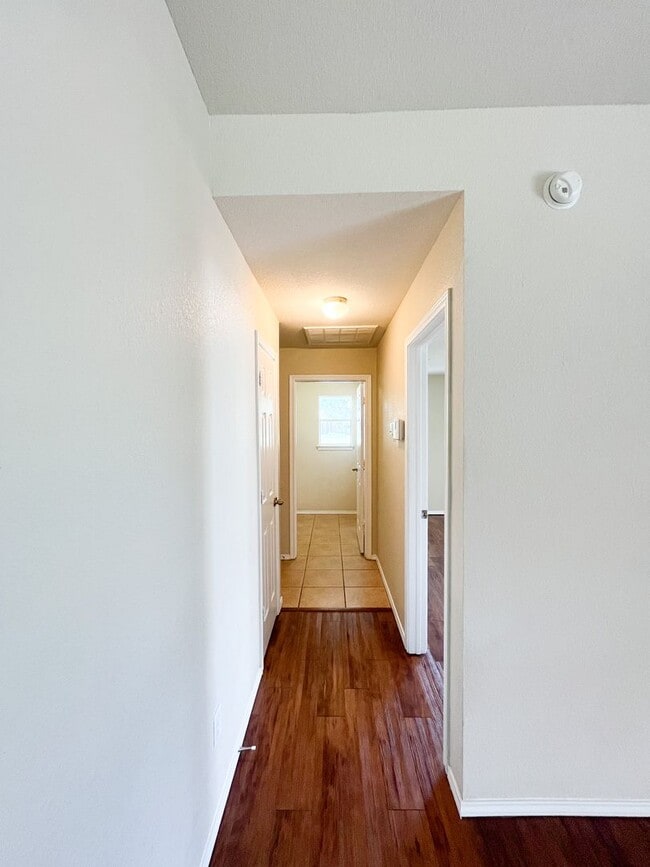 Building Photo - Available NOW!!!! Open floor plan features...