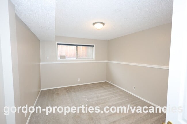 Building Photo - NE 22nd Ct - Gresham 4 bedroom split level home