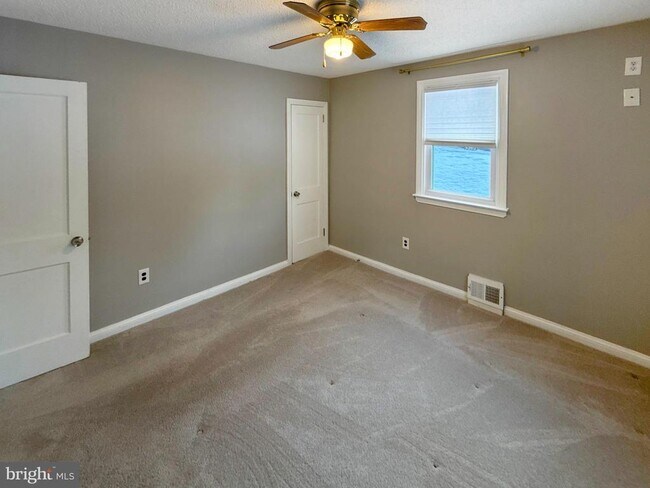 Building Photo - 133 N Line Rd