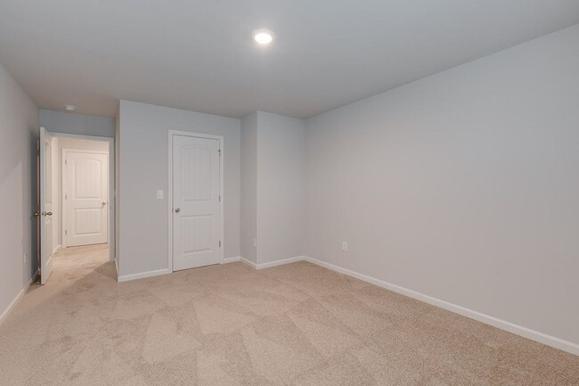 Building Photo - Spacious 5-Bedroom, 3-Bath Home in Prime F...