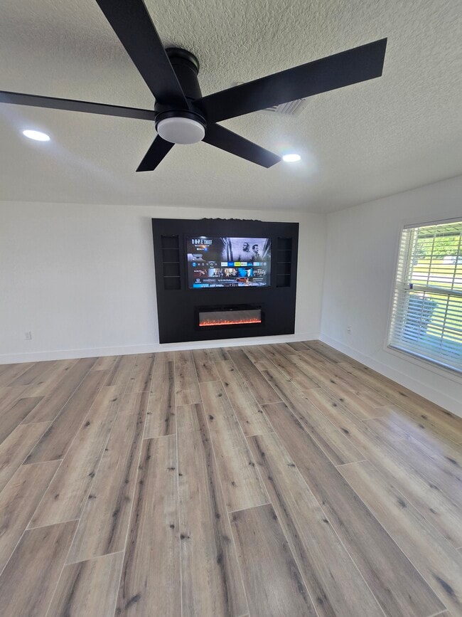 Building Photo - 383 Floral Dr