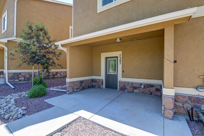 Building Photo - Move-In Ready Townhome with Luxury Finishe...