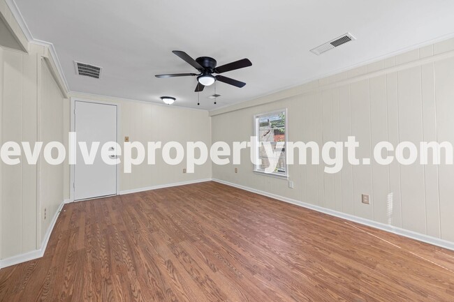 Building Photo - FULLY RENOVATED BERCLAIR RENTAL!