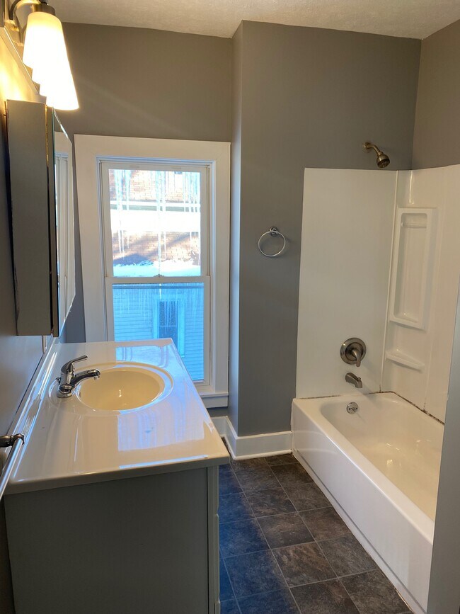 Building Photo - 721 Clancy Ave NE