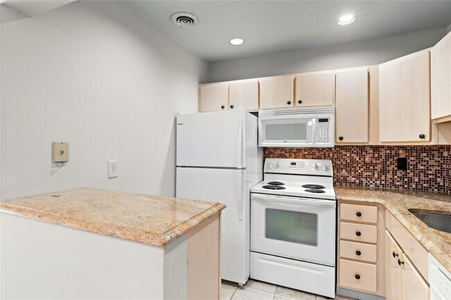 Building Photo - 140 Cypress Club Dr