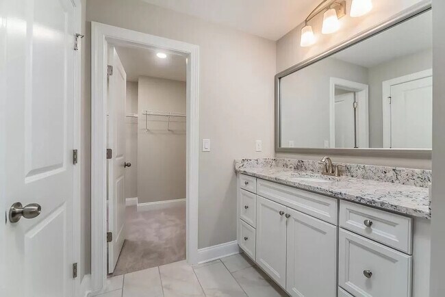 Building Photo - 611 N Main St