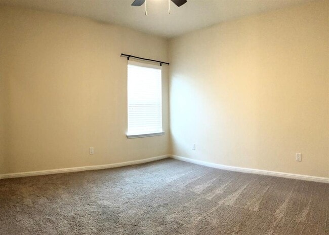 Building Photo - 130 Middle Creek Dr