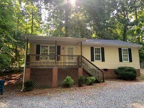Building Photo - Spacious 3 Bedroom Home with wooded privacy
