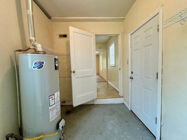 Building Photo - 2 Bedroom Home in Haysville, KS