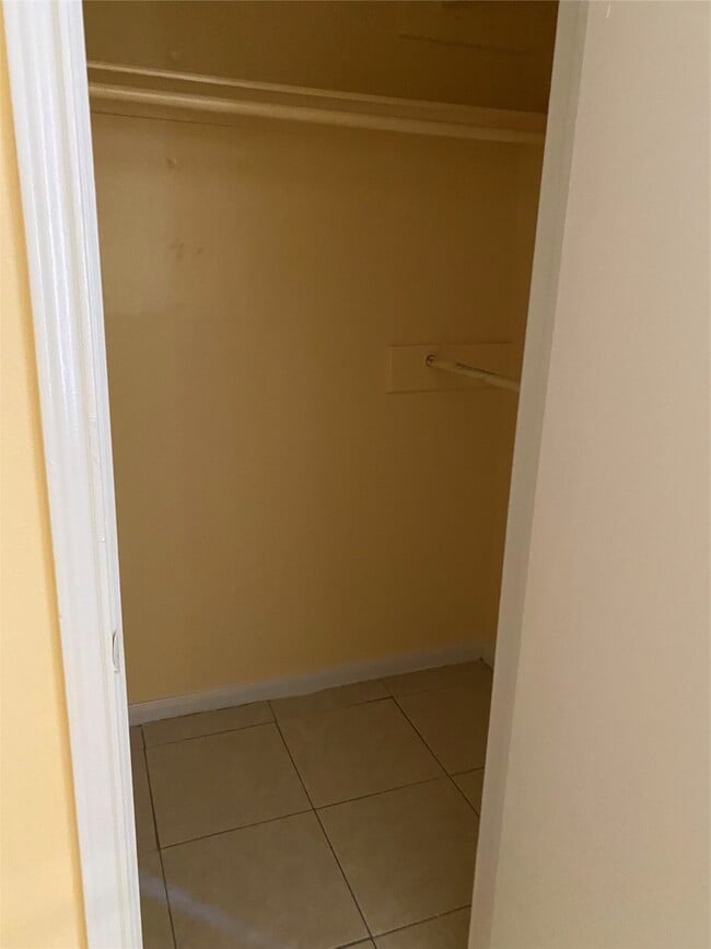Building Photo - 6303 Southwood Ct S
