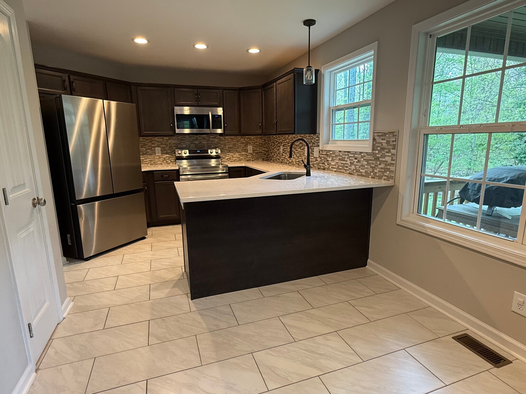 Kitchen w/ quartz countertops - 1110 Stonebrook Dr