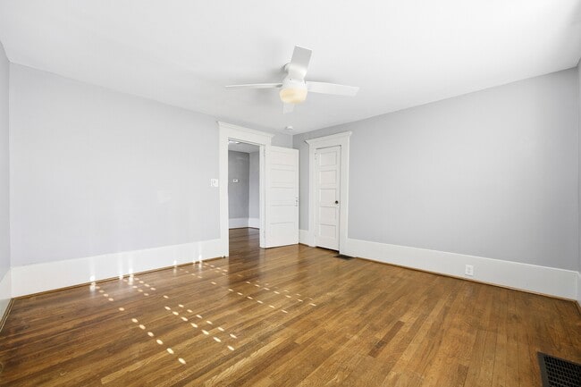 Building Photo - 209 W Shadburn Ave