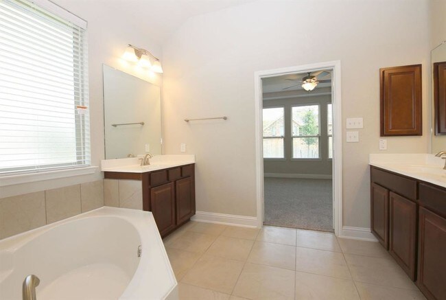 Building Photo - 18 Salado Vista Ct