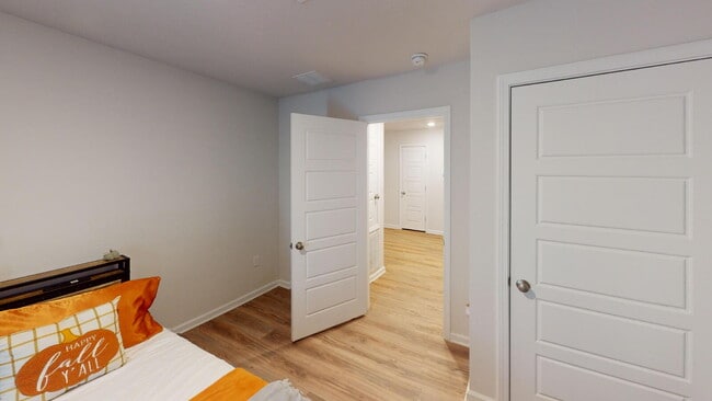 Building Photo - Modern Comfort Meets Flexibility in West P...