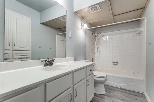 Building Photo - 4 Oakbrook Dr