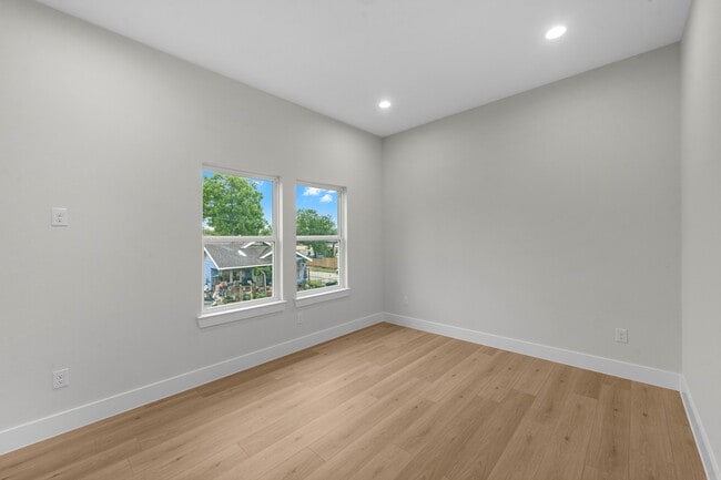 Building Photo - 2348 Delafield St