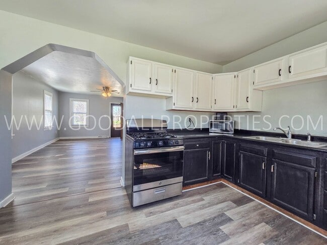 Building Photo - Cozy 2-Bedroom Home Near Downtown Des Moines & Gray’s Lake