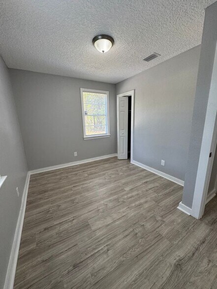 Building Photo - 5432 Tyler Ave