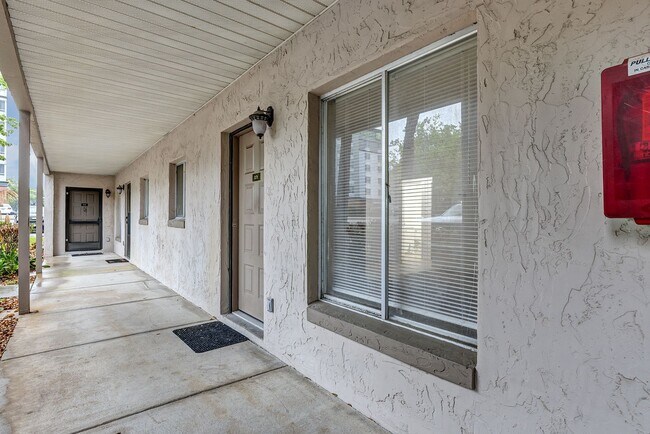 Building Photo - Charming One-Bedroom, One-Bath Retreat in Winter Haven with Modern Amenities