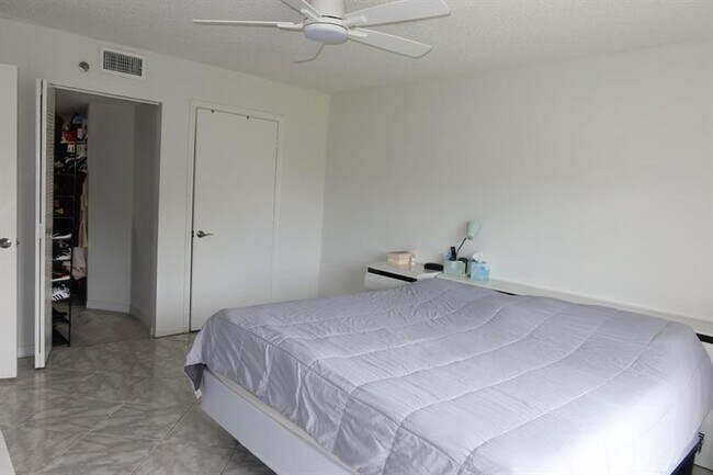 Building Photo - 9470 Tangerine Pl