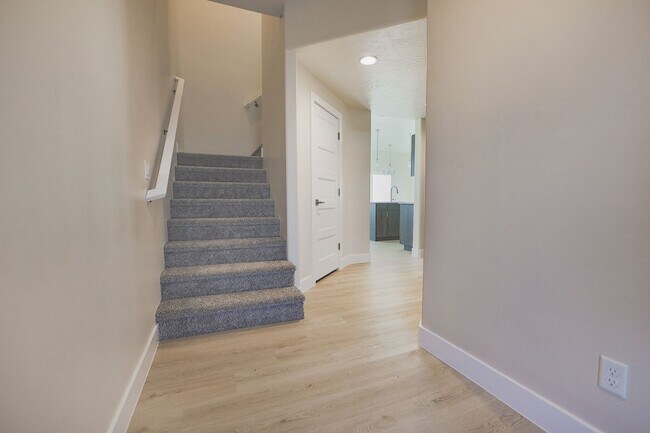 Building Photo - Crimson Park Town Home.