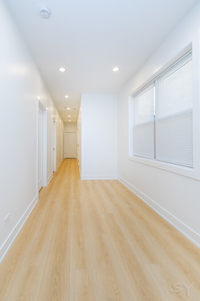 Building Photo - 6036 S Rhodes Ave