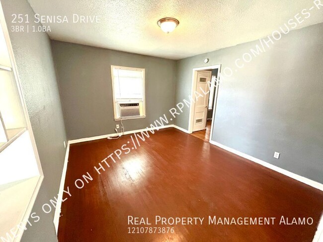 Building Photo - **APPLICATION RECEIED** *MOVE IN SPECIAL!*...