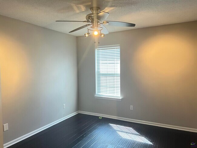 Building Photo - 226 Golden Eagle Dr