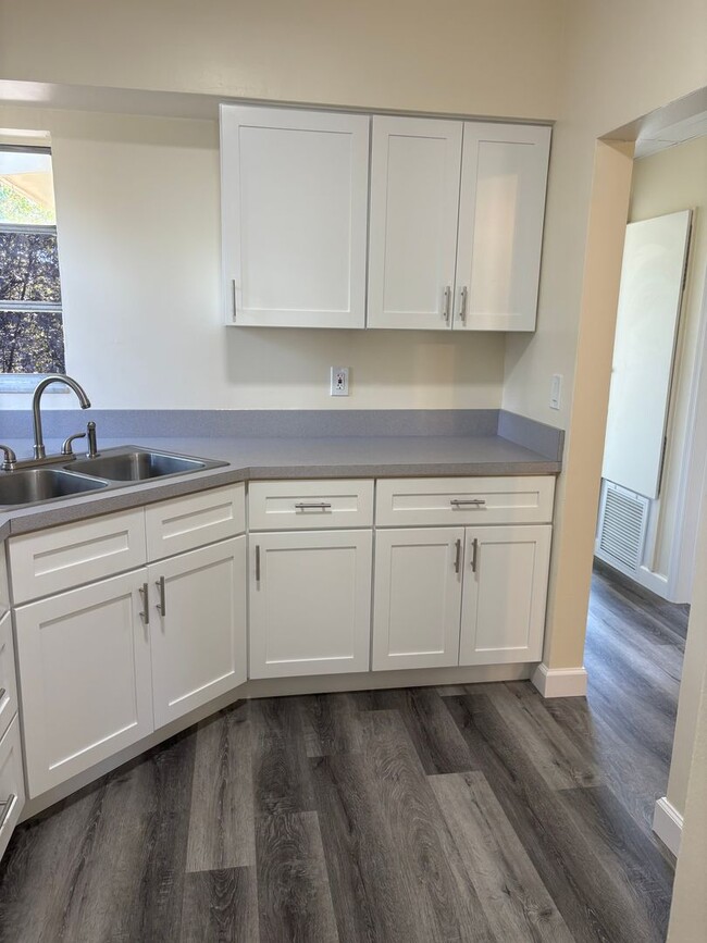 Building Photo - Totally Remodeled Deltona Beauty
