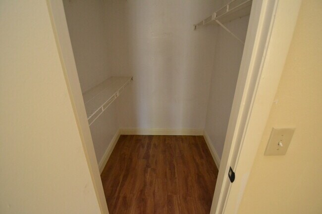 Building Photo - Lovely 1/1 Corner Unit in GATED ~ LAKEFRONT community in Altamonte Springs!