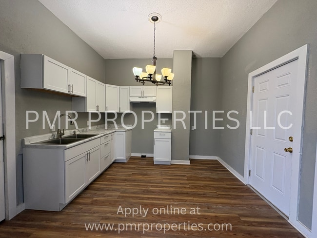 Building Photo - 3 Bedrooms / 1.5 Bathroom House