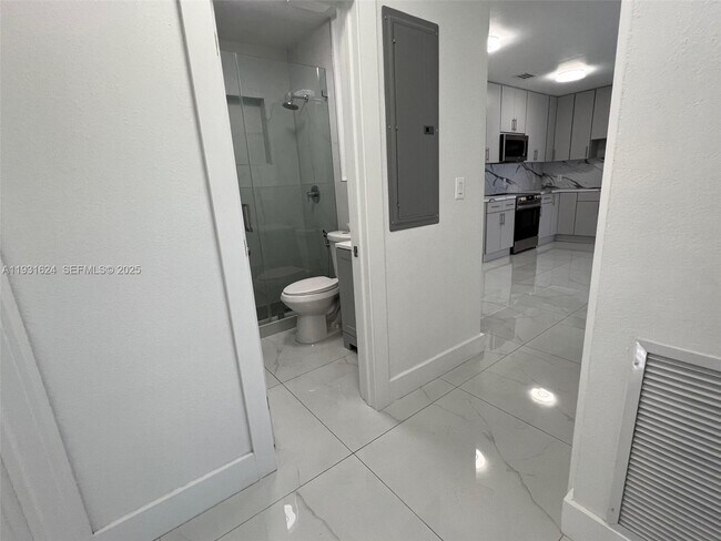 Building Photo - 5470 W 8th Ln