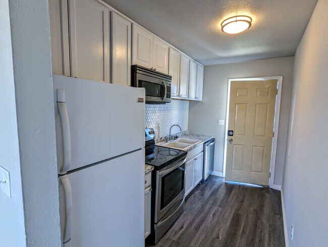 Building Photo - 6631 Julian St