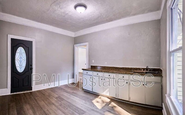 Building Photo - 10 E Main St