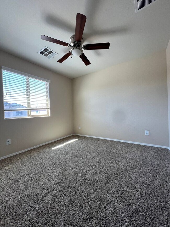 Building Photo - Ray & Signal Butte 4 Bedroom + loft/den