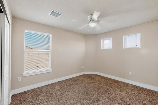 Building Photo - Two story 3 bedroom 2.5 bath in Santa Tere...