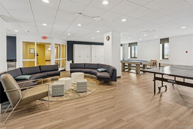 Building Photo - 100 W Broadway