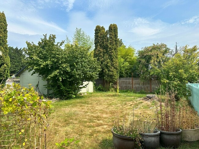 Building Photo - 2 bdrm/1 bath Lettered Streets cottage for...