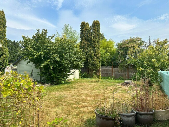 Building Photo - 2 bdrm/1 bath Lettered Streets cottage for rent