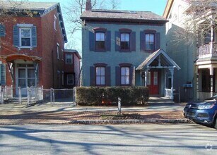 Building Photo - 6 Grand St