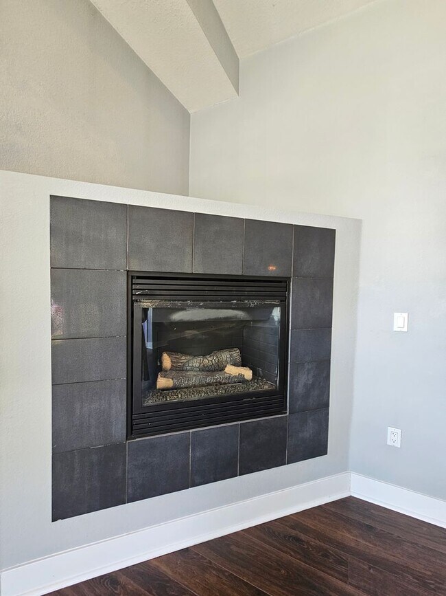 Building Photo - Congress Park High Rise Living! Huge Main Floor 2 Bed 2 Bath