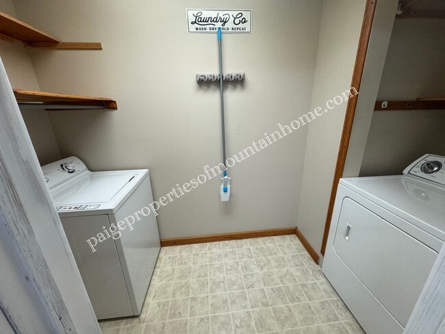 Building Photo - Charming 3 Bedroom, 2 Bath Home with Sunroom, Garage & Privacy-Fenced Yard