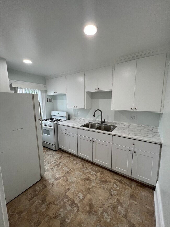 Building Photo - 432 South Broadway, Unit 430B - Studio