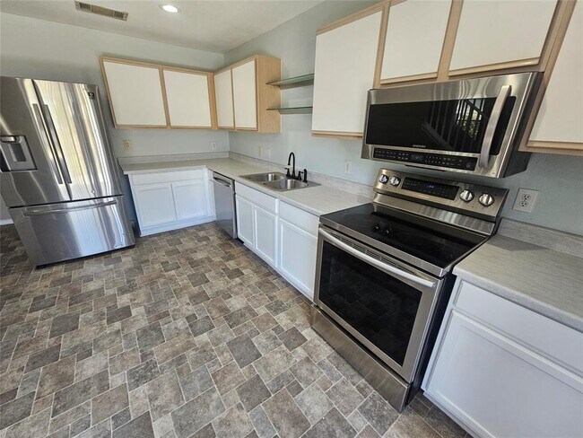 Building Photo - 1061 Canterbury Trail