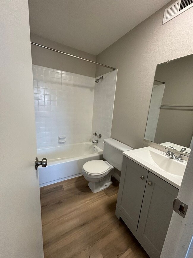 Building Photo - Two bedroom two bath apartment!