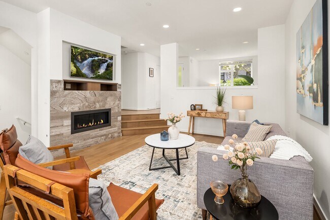 Building Photo - Fantastic Bellevue Townhouse with View...